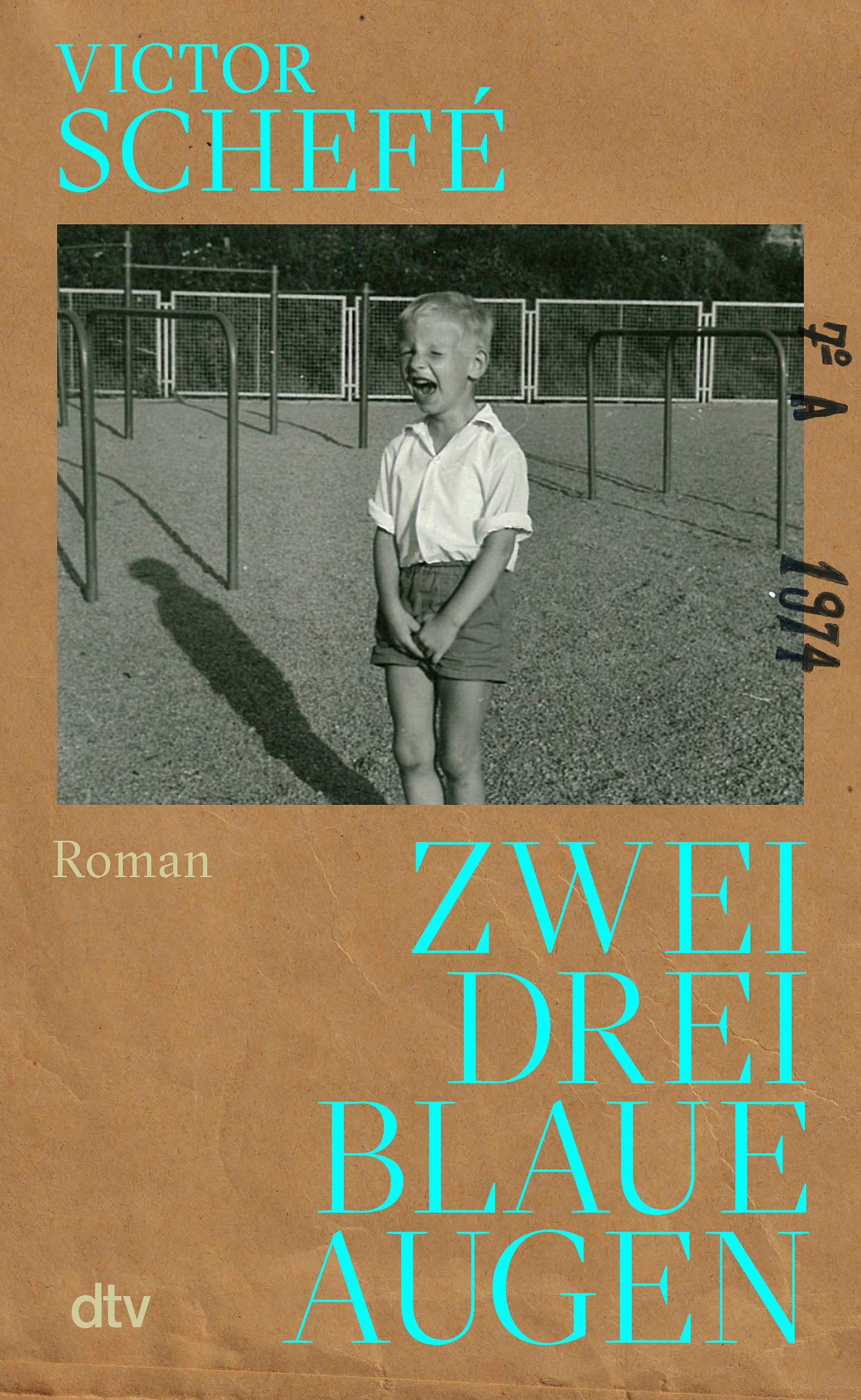 Buchcover „Zwei, drei blaue Augen“ von Victor Schefé mit einem alten Schwarz-Weiß-Foto eines lachenden Jungen auf einem Spielplatz.