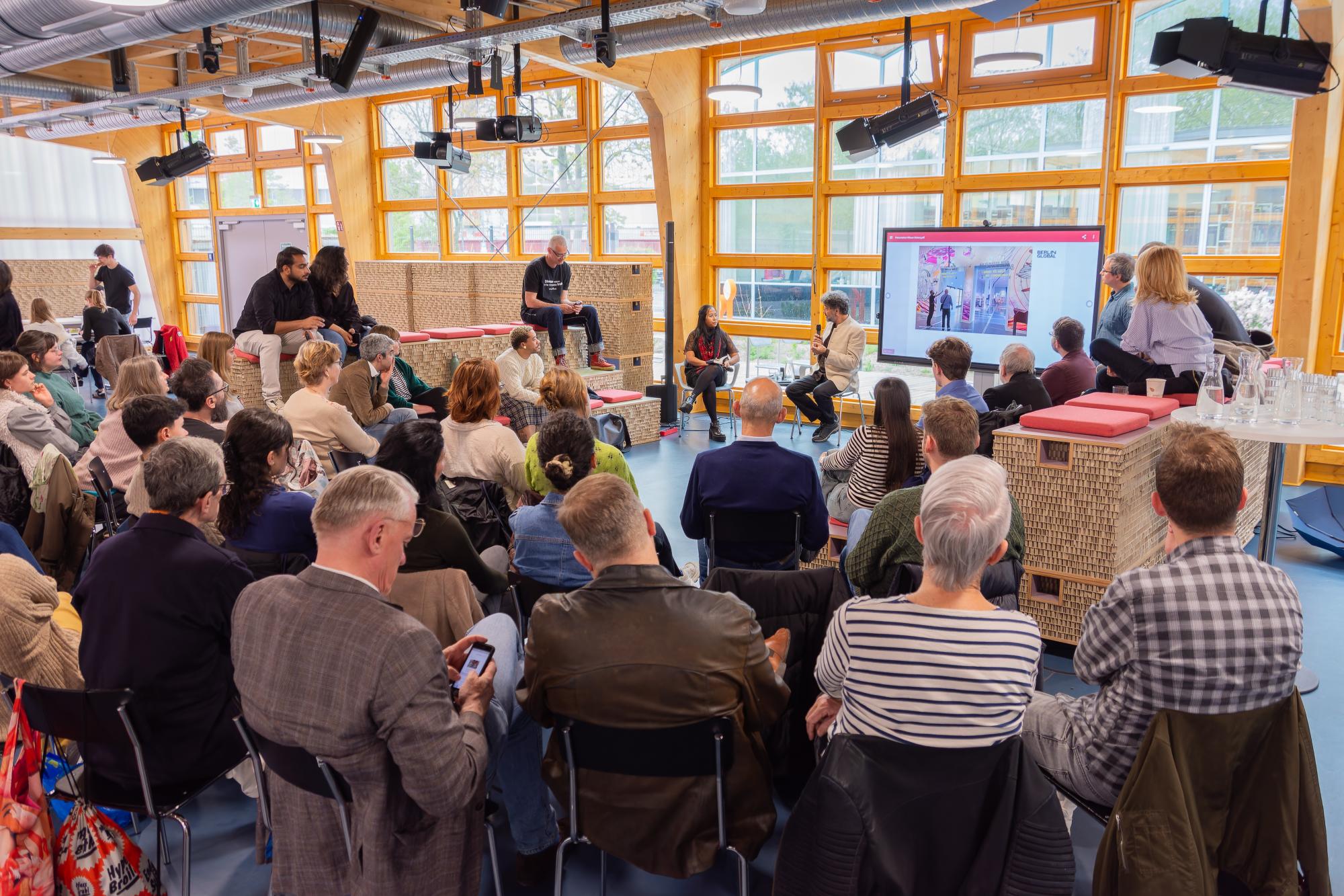 Besucher:innen betrachten ein historisches Foto im Museum in der Kulturbrauerei, das DDR-Alltagsszenen zeigt.