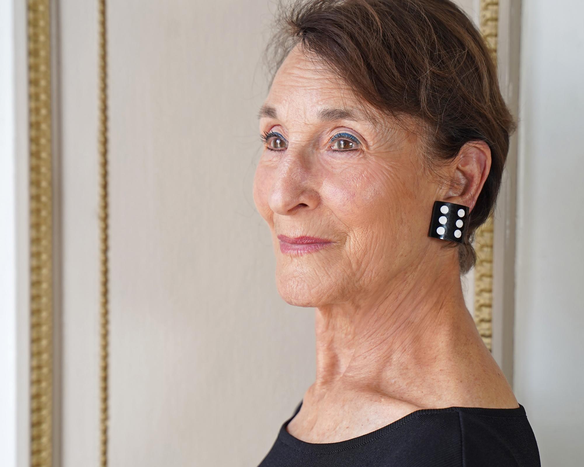 Daphna Rosenthal in der Rolle der Rivi Greenfeld in Nur nicht zu den Löwen – Eine kraftvolle Darstellung der Tochter von Holocaust-Überlebenden, die mit ihrem Widerstandsgeist inmitten von Verlust und Heimatlosigkeit kämpft