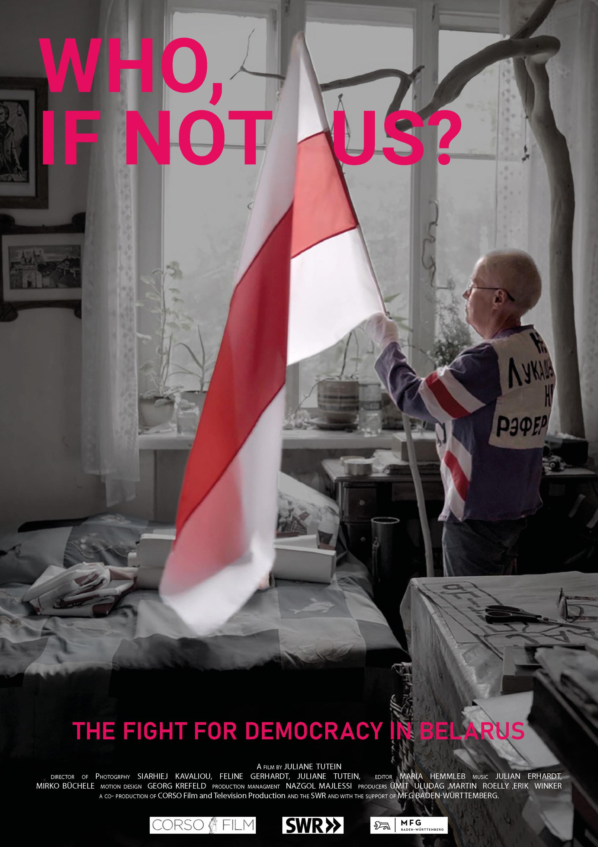 Ältere Frau mit kurzer Frisur hält die historische weiß-rot-weiße belarussische Flagge in einem privaten Zimmer; Text „Who, if not us?“ und „The Fight for Democracy in Belarus“ eingeblendet.