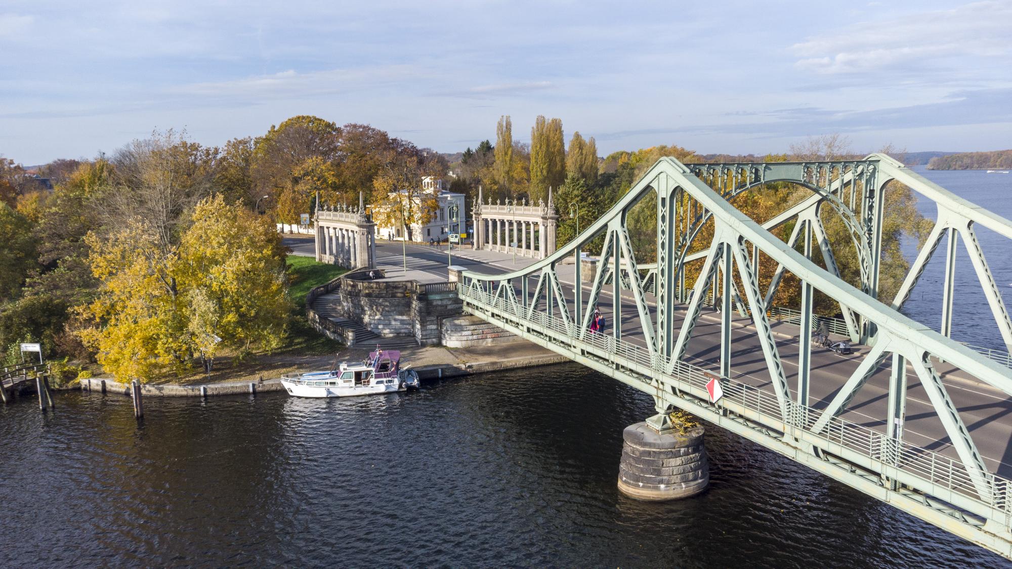 Blick auf die Glienicker Brücke in Potsdam bei Tageslicht, historischer Ort des deutsch-deutschen Grenzübergangs.