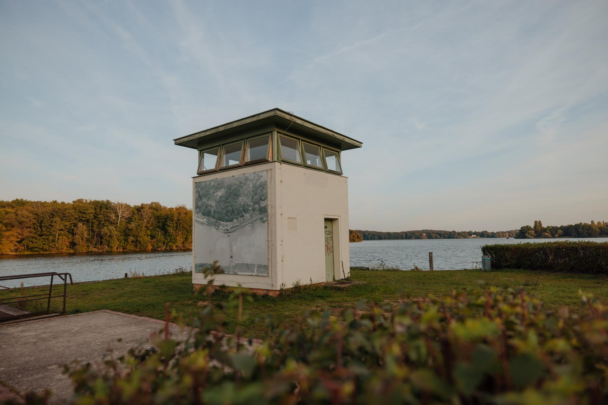 Ehemaliger DDR-Grenzturm an der Bertini-Enge, umgeben von Bäumen und einem Weg – Relikt der innerdeutschen Grenze.