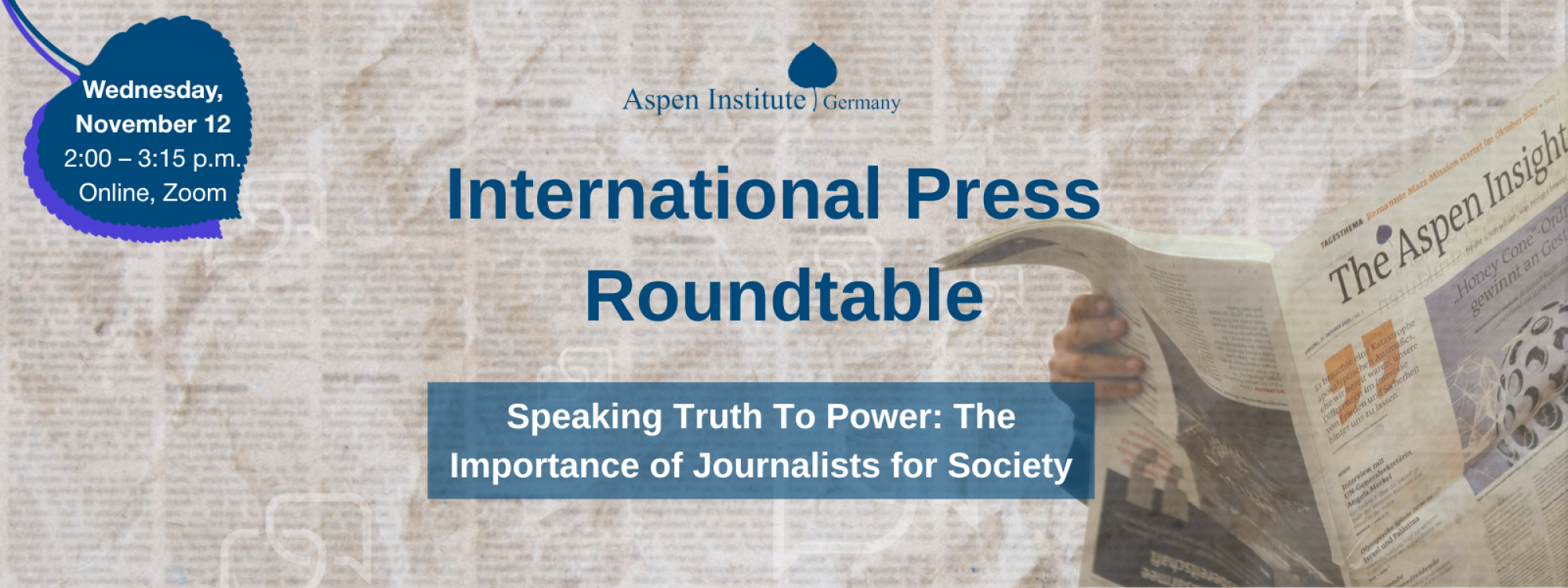 Ein Mann liest eine Zeitung mit der Überschrift "The Aspen Institute", daneben der Veranstaltungstitel "International Press Roundtable – Speaking Truth to Power: The Importance of Journalists for Society", mit Datum und Uhrzeit.