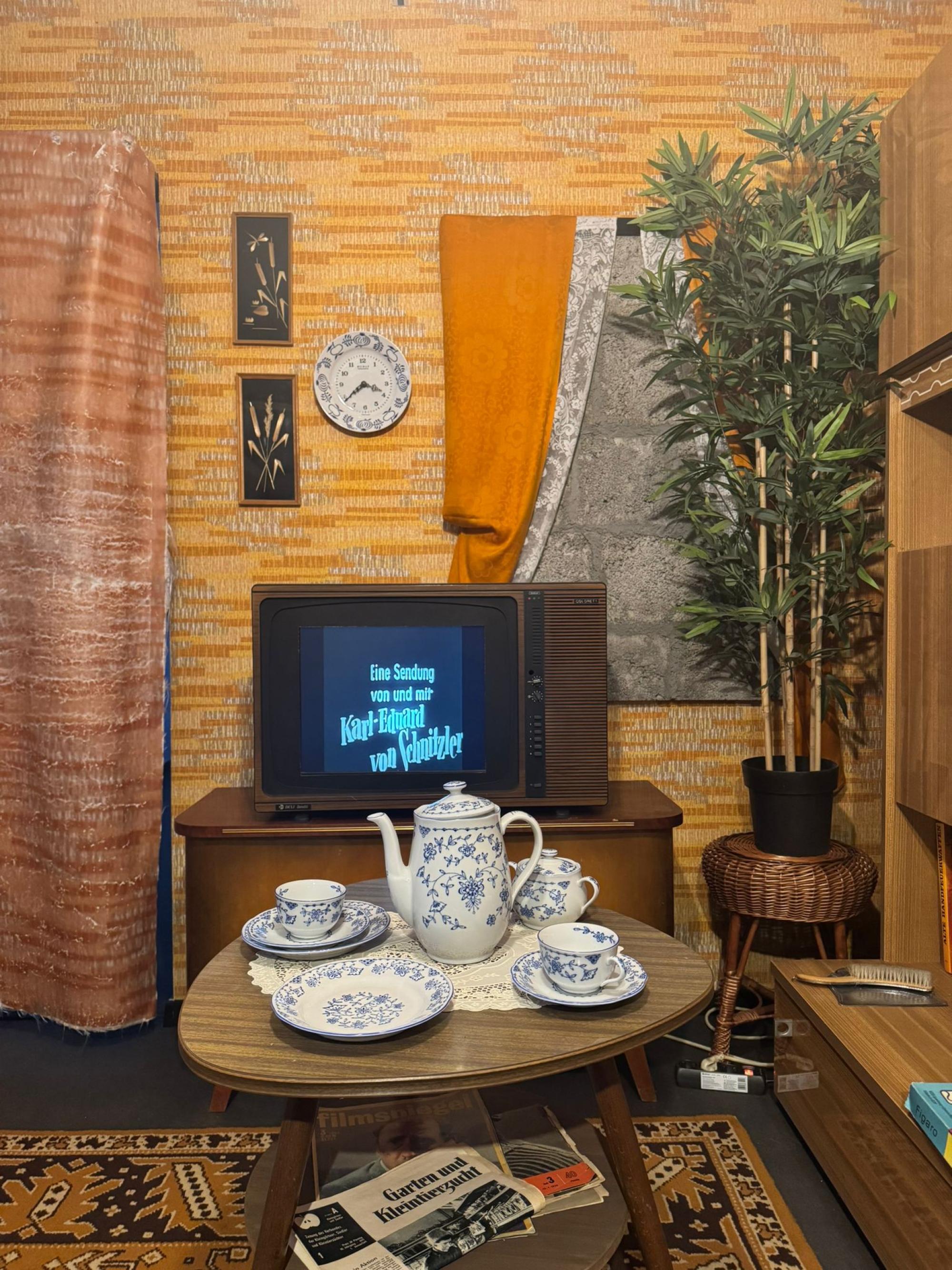 Zeitzeugen erzählen ihre Geschichte in einem multimedialen Raum des The Wall Museums während einer Schulklassentour