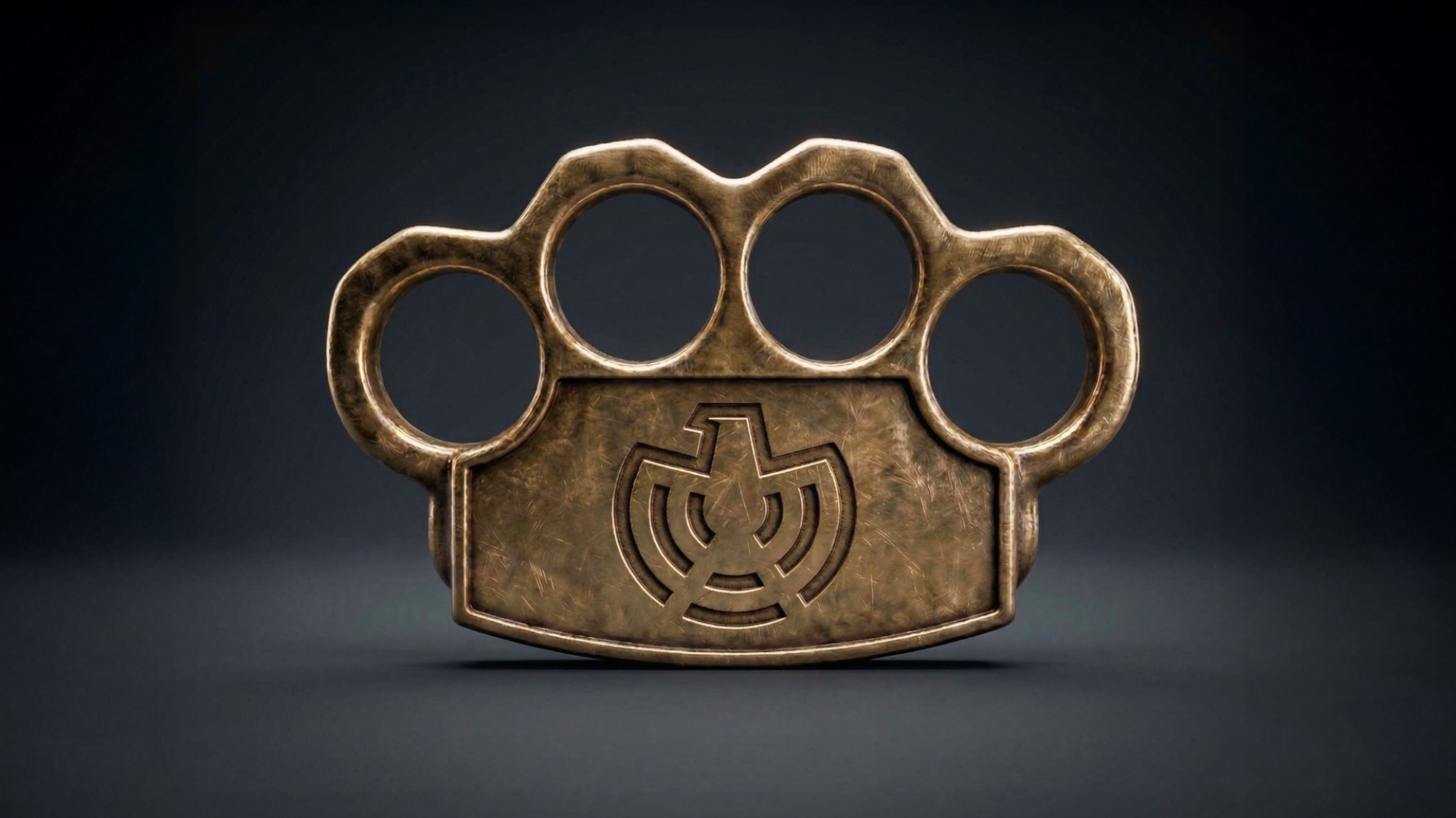 Ein bronzefarbener Schlagring mit dem BND-Logo darauf.