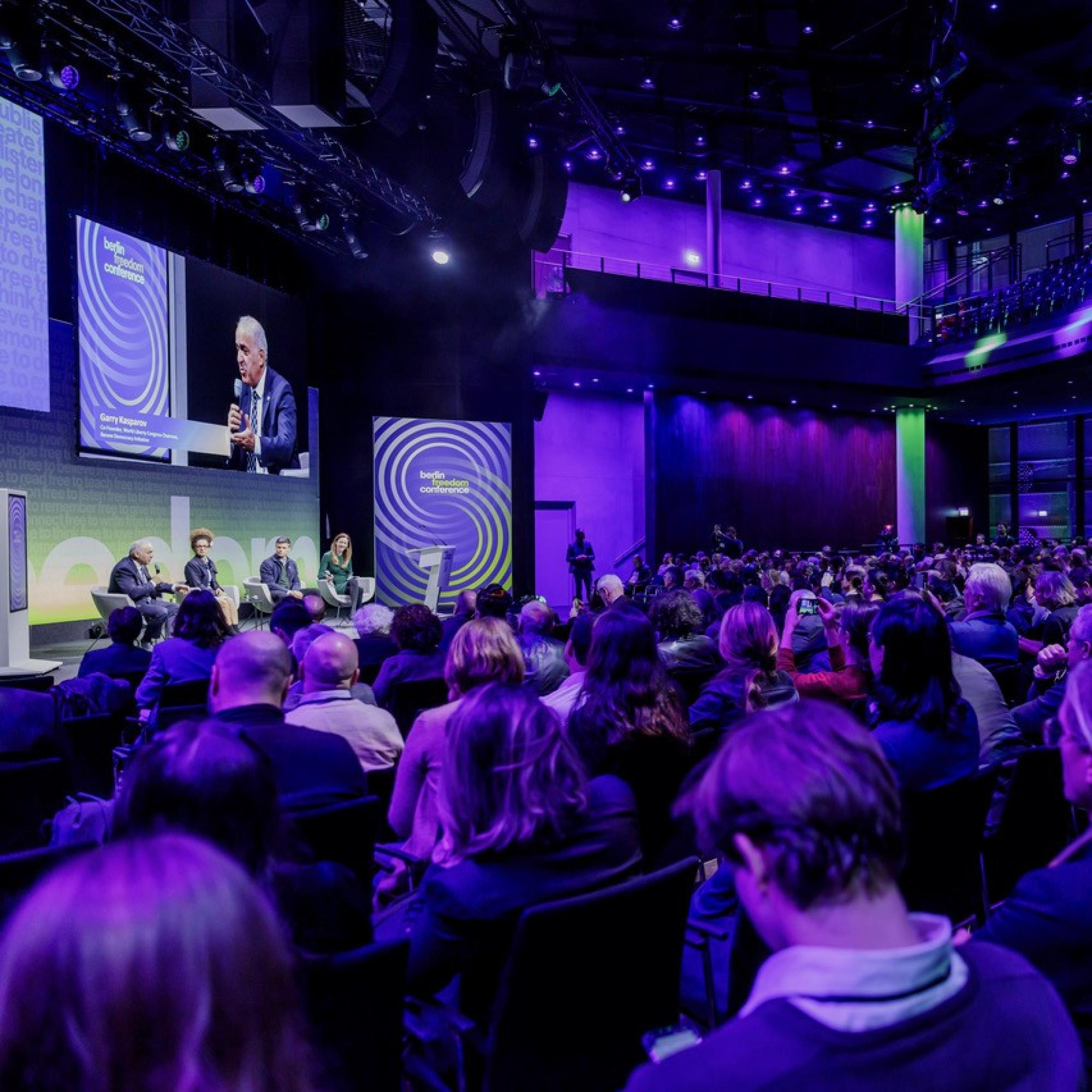 Die Bühne der Berlin Freedom Conference 2025 während eines Vortrages