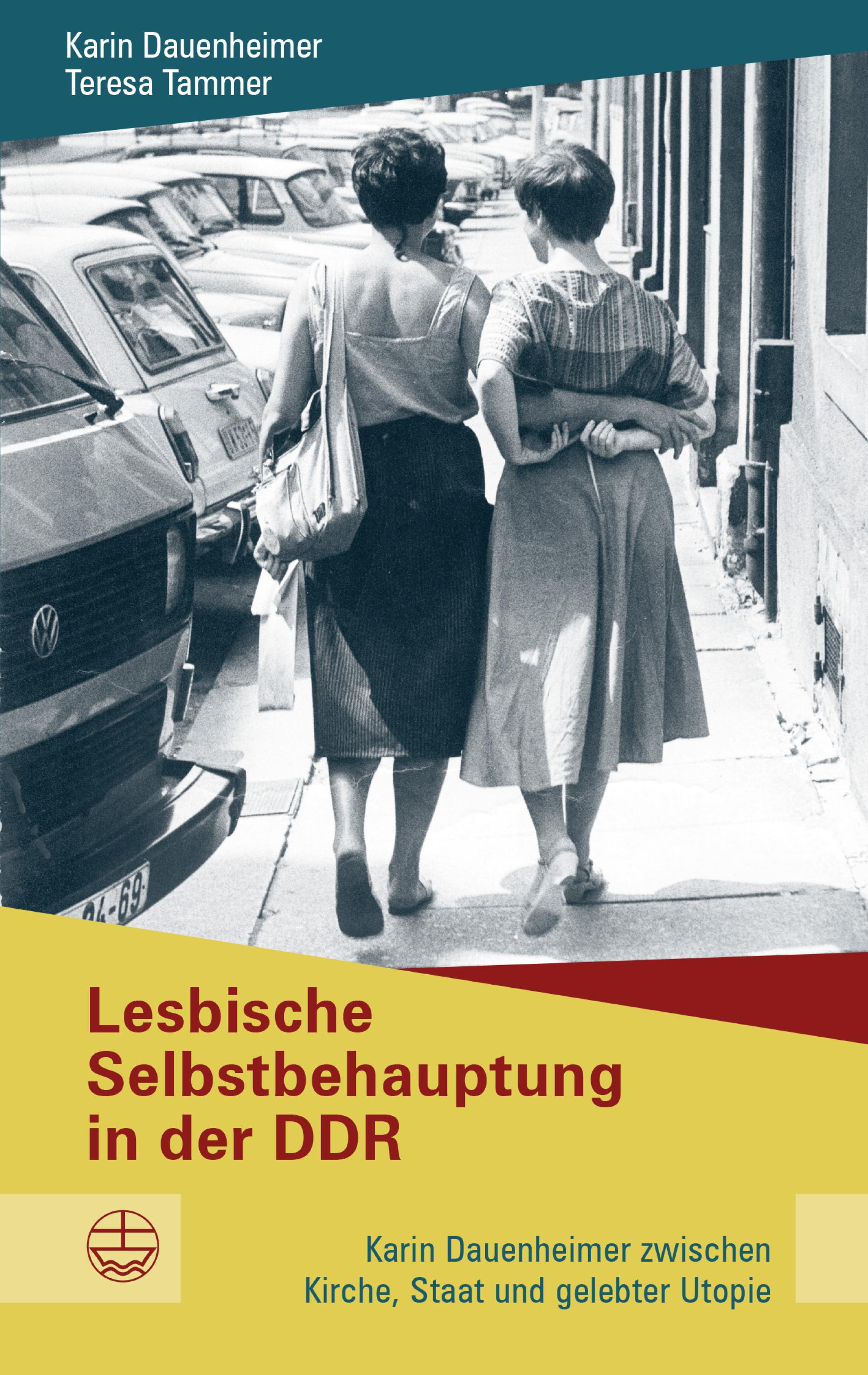 Ein Plakat für das Event "Lesbische Selbstbehauptung in der DDR." Eine Schwarzweiß-Fotografie von zwei Frauen, die Arm in Arm laufen.
