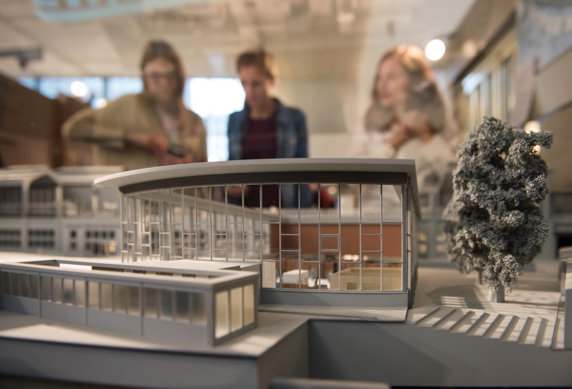 Eine Miniaturfigur des Tränenpalastes aus der Ausstellung.