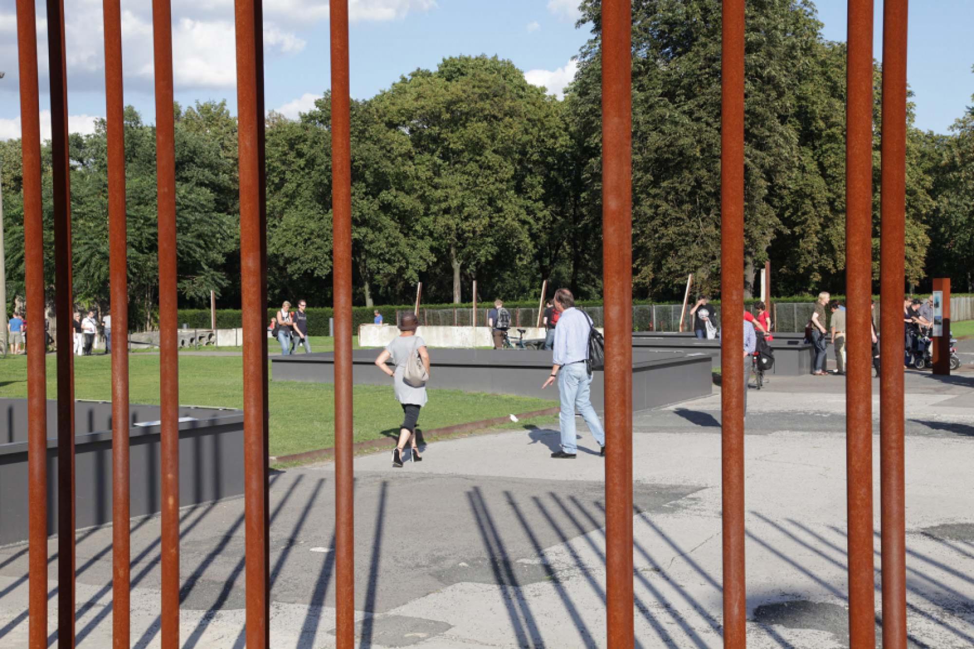 Ein Bild der Gedenkstätte Berliner Mauer. Menschen stehen im Hintergrund.
