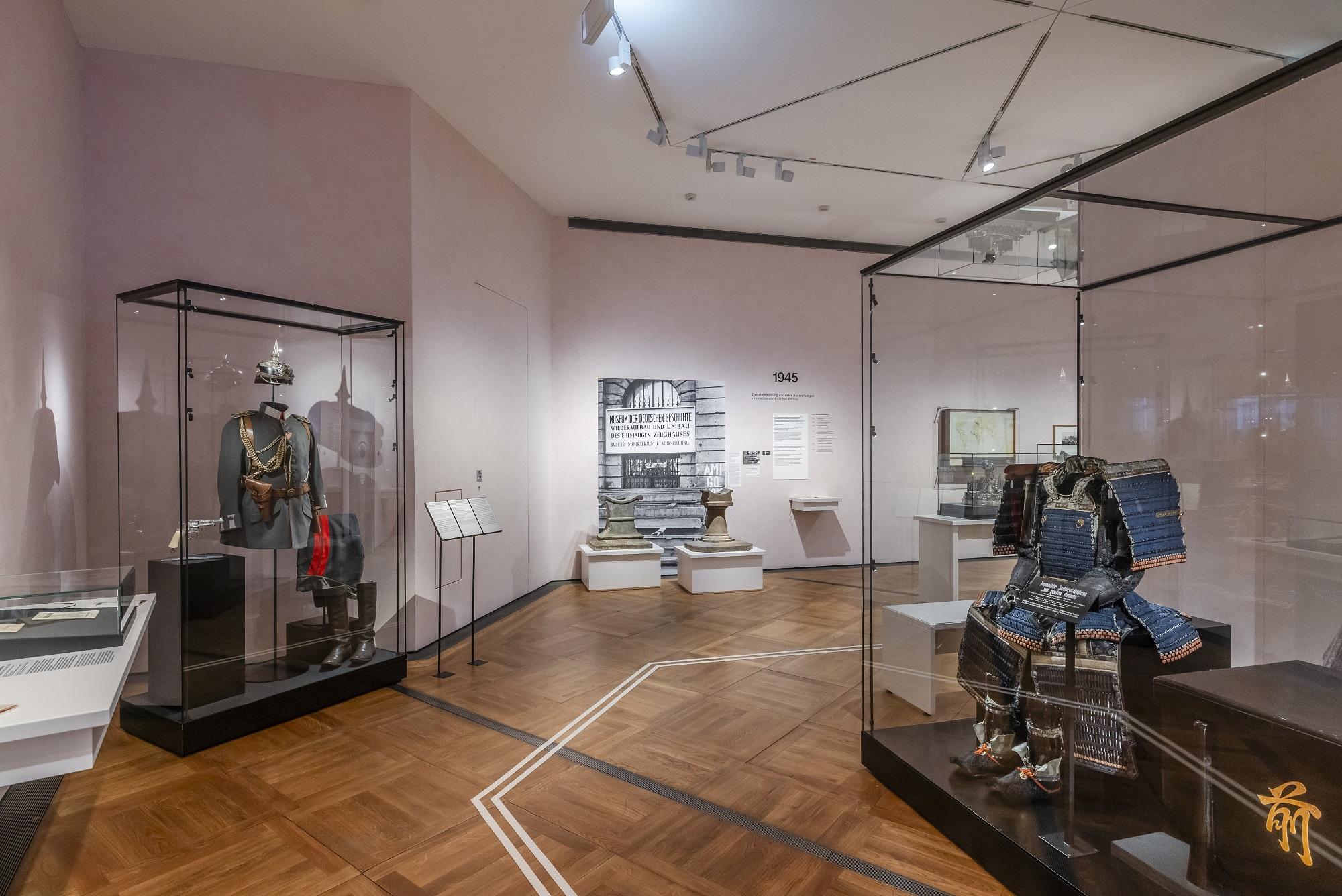 -	Blick in die Ausstellung mit der letzten Felduniform Kaiser Wilhelms II.