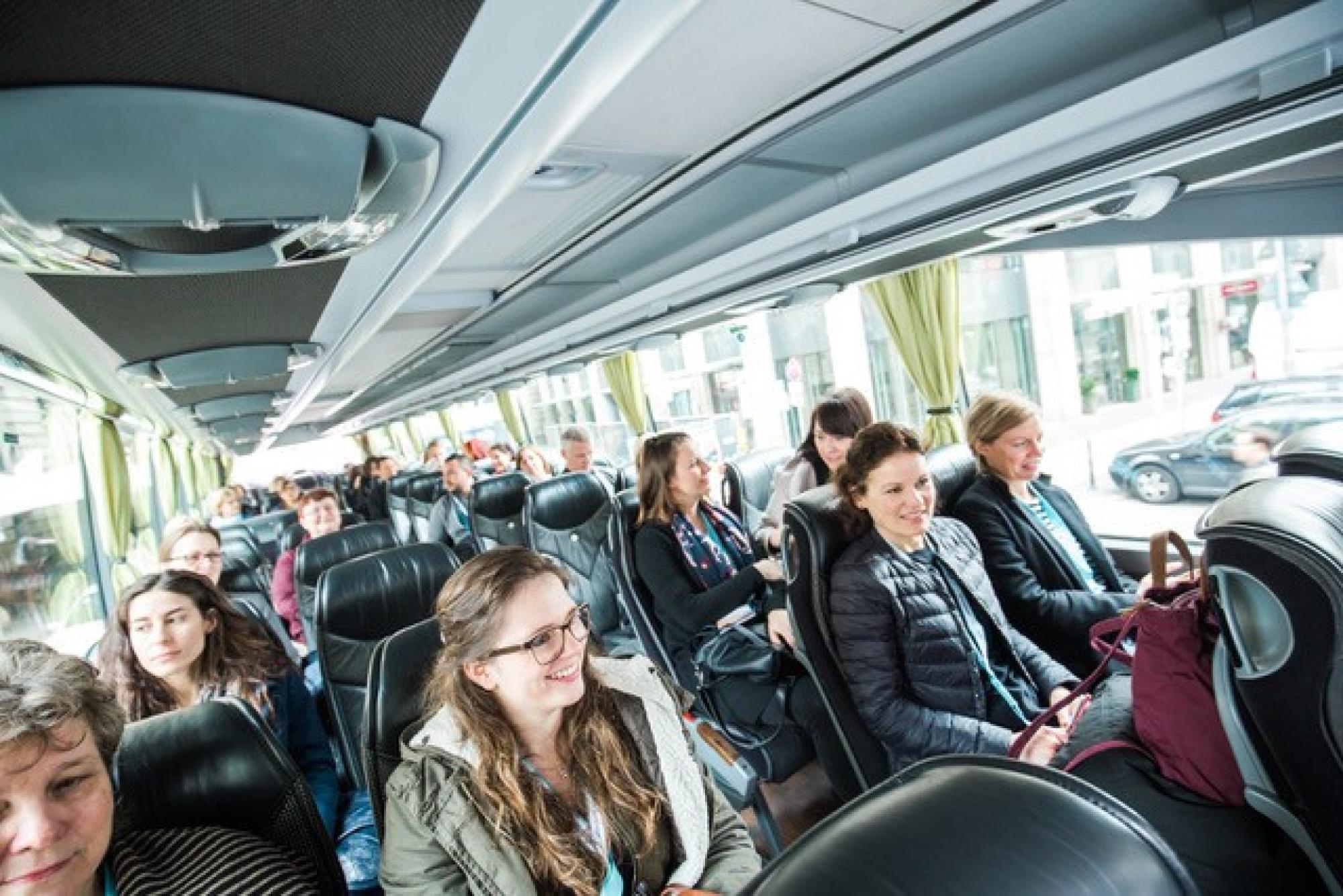 Menschen sitzen in einem Reisebus.