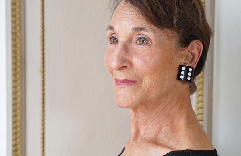 Daphna Rosenthal in der Rolle der Rivi Greenfeld in Nur nicht zu den Löwen – Eine kraftvolle Darstellung der Tochter von Holocaust-Überlebenden, die mit ihrem Widerstandsgeist inmitten von Verlust und Heimatlosigkeit kämpft