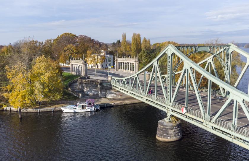 Blick auf die Glienicker Brücke in Potsdam bei Tageslicht, historischer Ort des deutsch-deutschen Grenzübergangs.