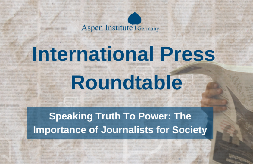 Ein Mann liest eine Zeitung mit der Überschrift "The Aspen Institute", daneben der Veranstaltungstitel "International Press Roundtable – Speaking Truth to Power: The Importance of Journalists for Society", mit Datum und Uhrzeit.