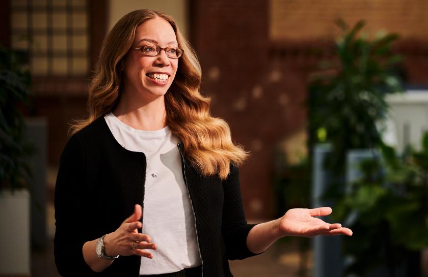 Ein Foto von Professor Lydia Göse, einer Frau mit blonden Haaren und Brille.