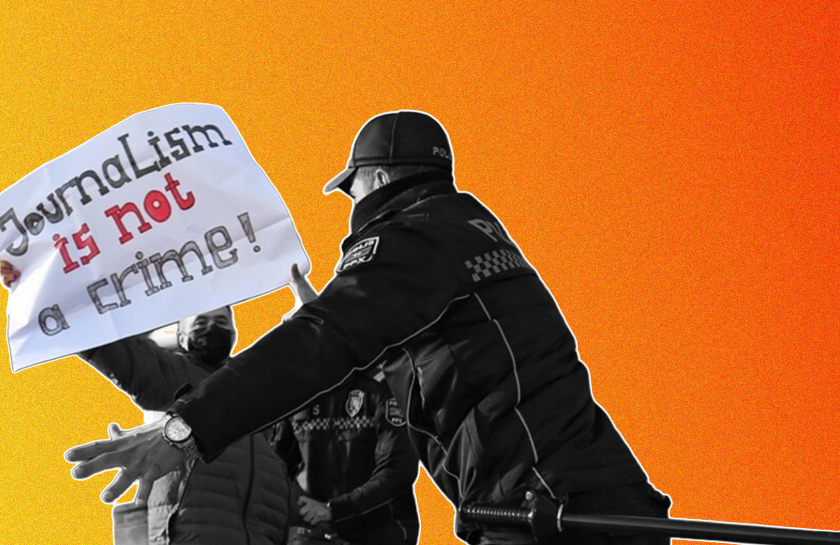 Ein Protestierender mit einem Schild "Journalism is not a crime"
