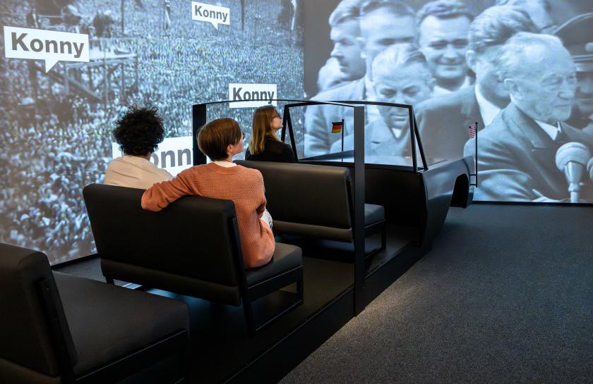 Zwei Menschen in der Ausstellung