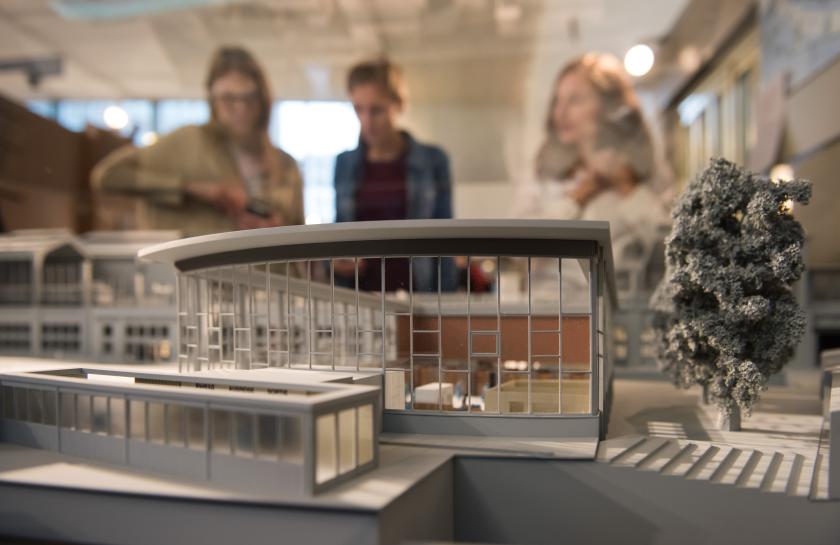 Eine Miniaturfigur des Tränenpalastes aus der Ausstellung.