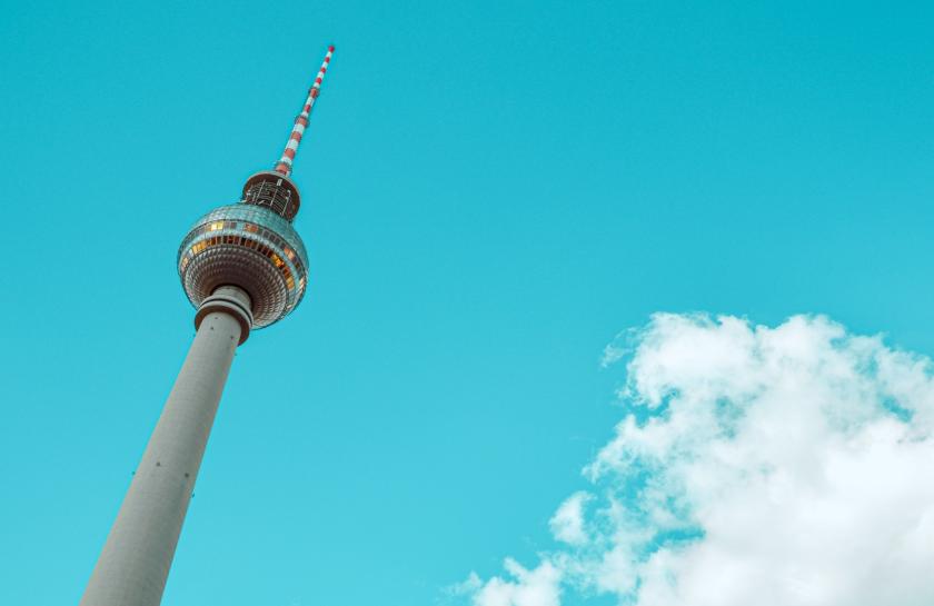 Der Fernsehturm vor blauem Himmel, von unten fotografiert.